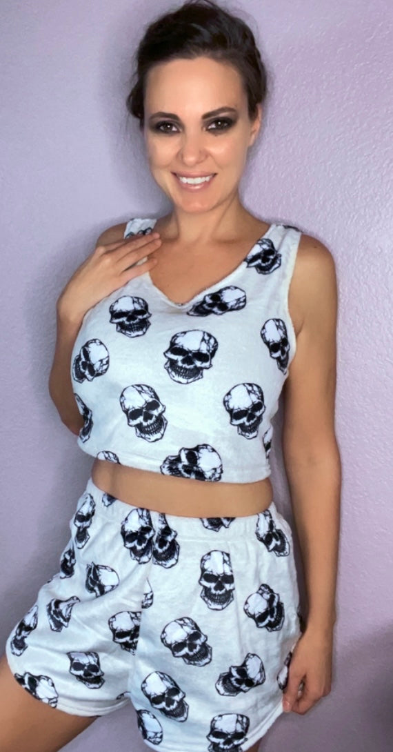 Conjunto de pijama de peluche con calavera gótica