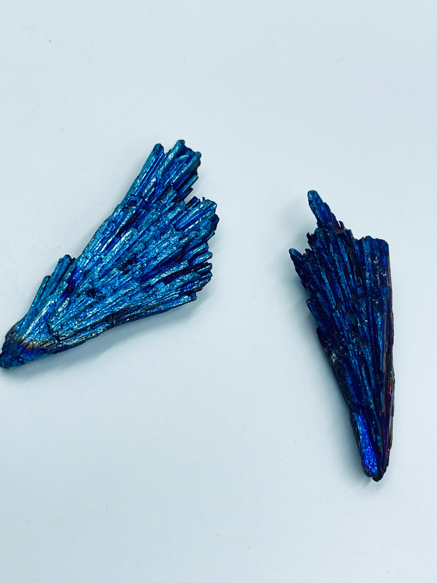 Aura azul galvanizada, decoración de plumas de bismuto, cristal de bismuto, racimo de cristal, curación, meditación espiritual, 1 ud.