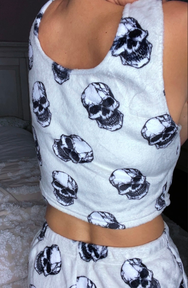 Conjunto de pijama de peluche con calavera gótica