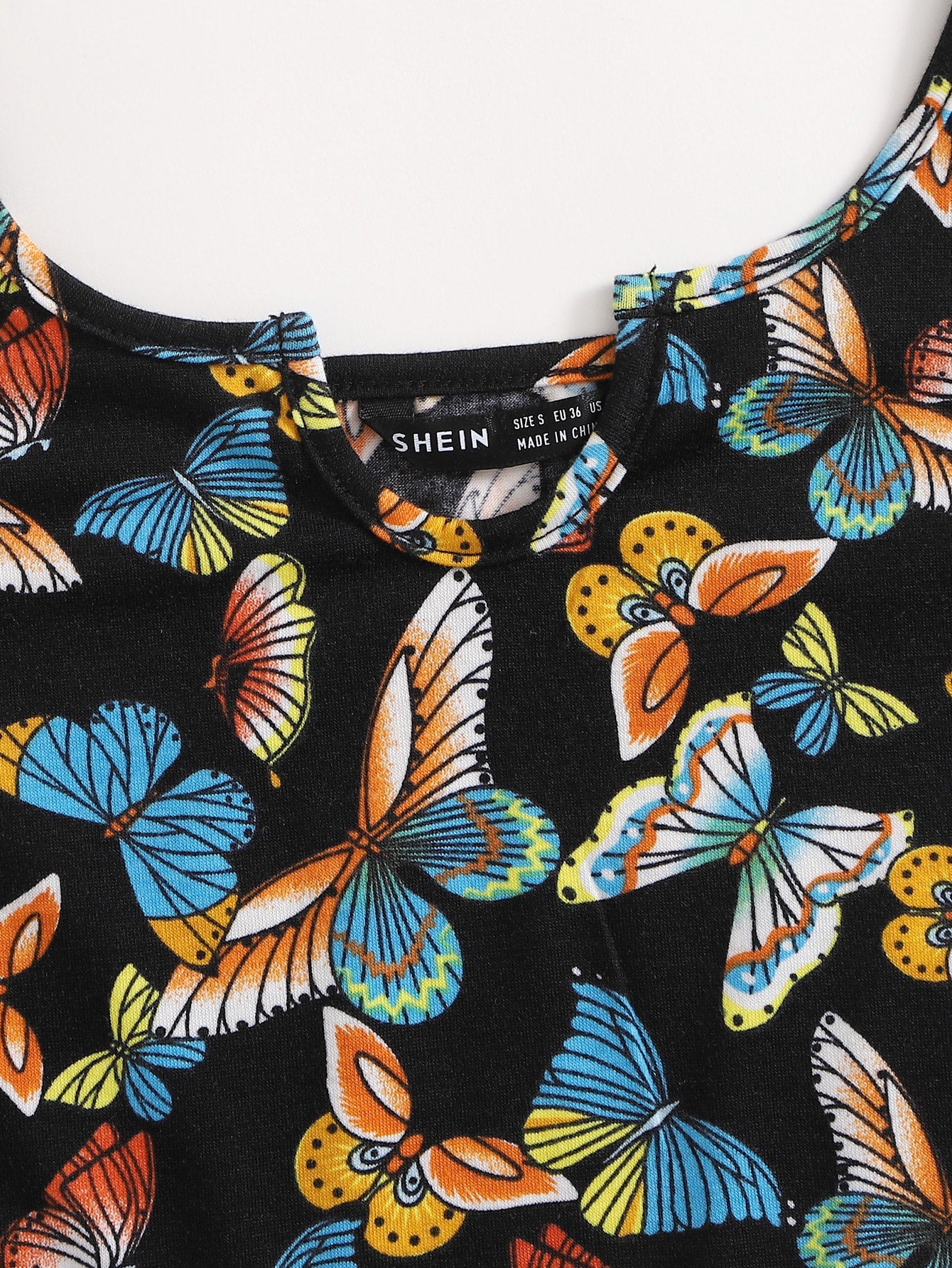 El cambio es bueno 🦋 Top corto sin mangas con estampado de mariposas y cuello de muesca