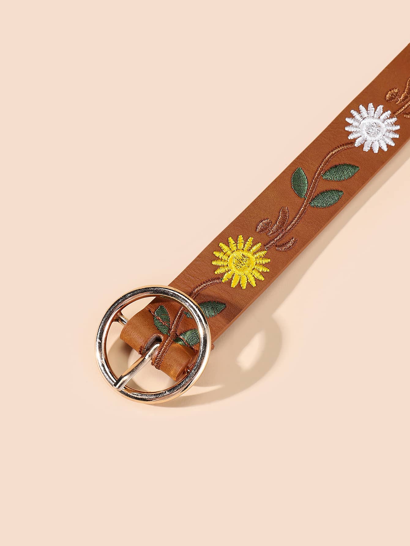 Cinturón con bordado de flores y perforador