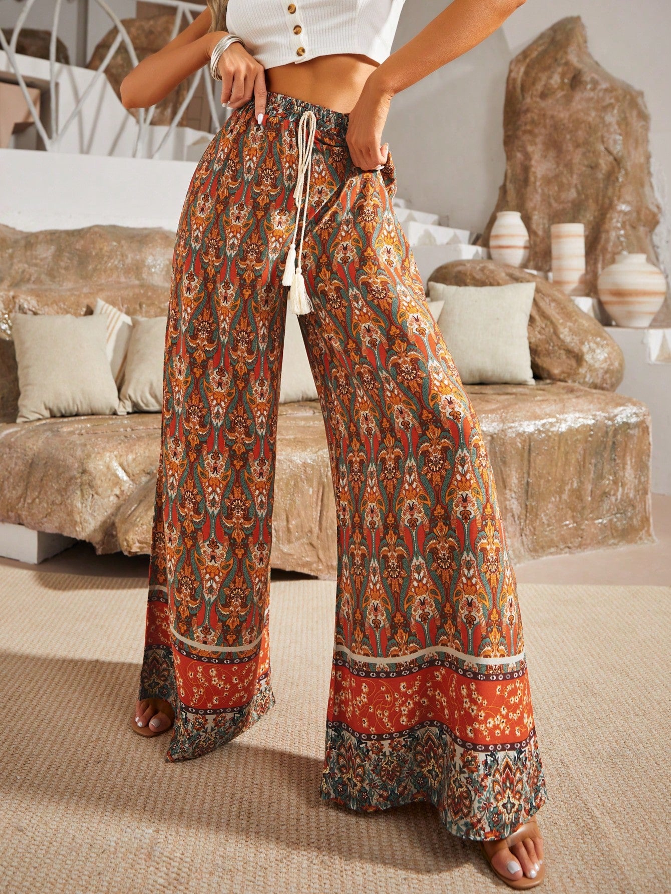 Pantalones anchos con cintura anudada y borlas con estampado floral de Boho Babe