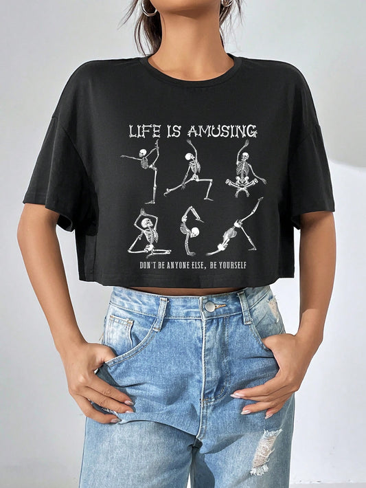 Camiseta corta con hombros caídos y estampado de esqueleto de yoga