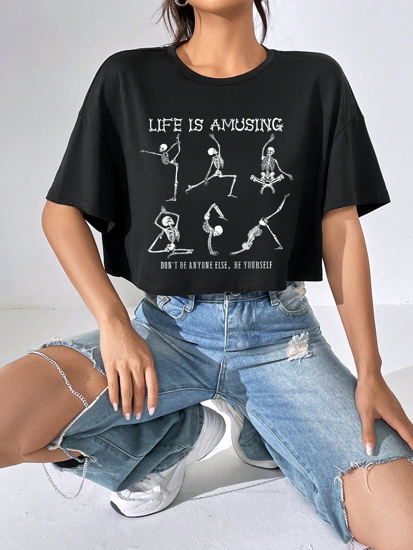 Camiseta corta con hombros caídos y estampado de esqueleto de yoga