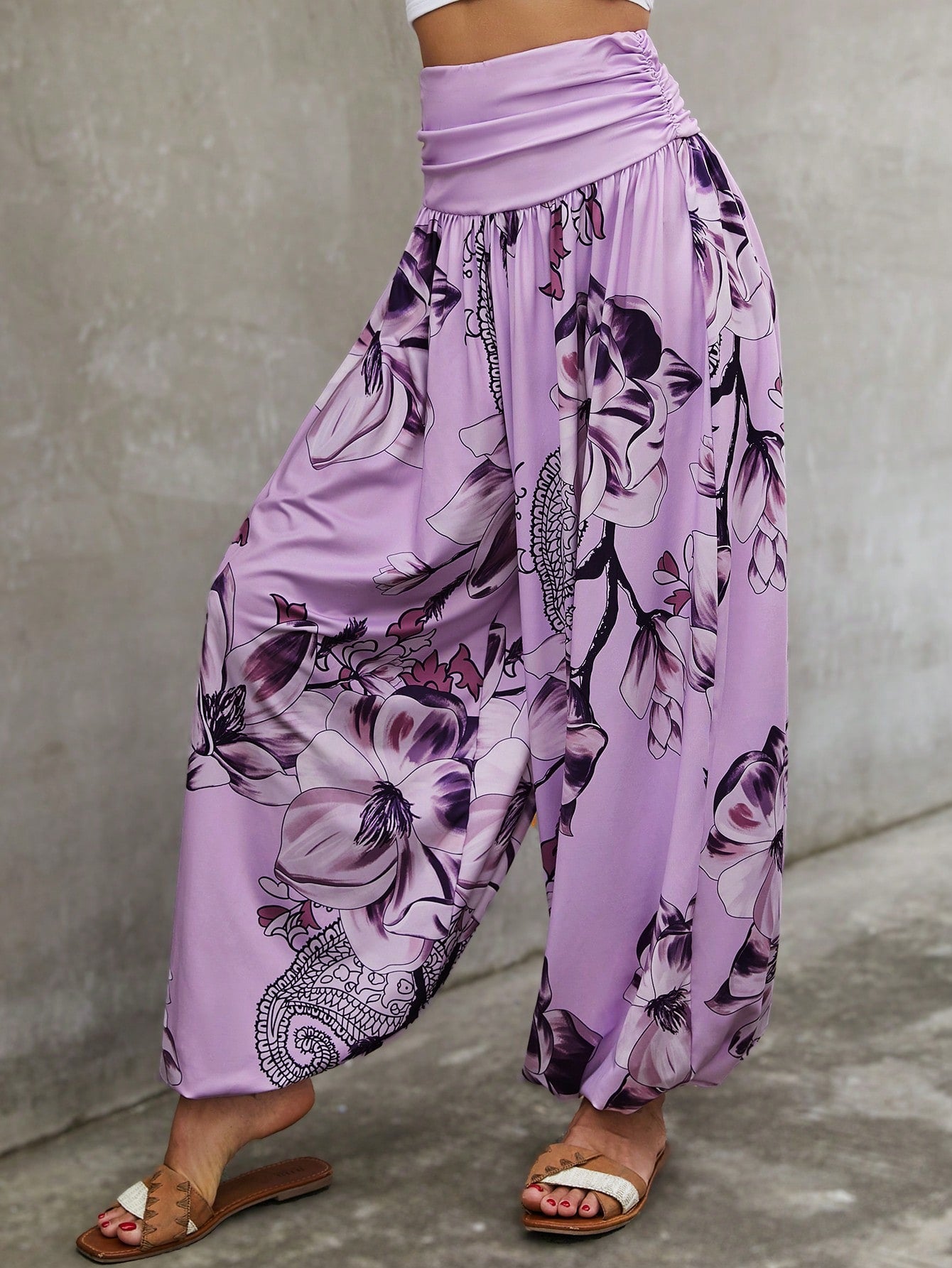 Pantalones bohemios gitanos con cintura ancha y pliegues florales