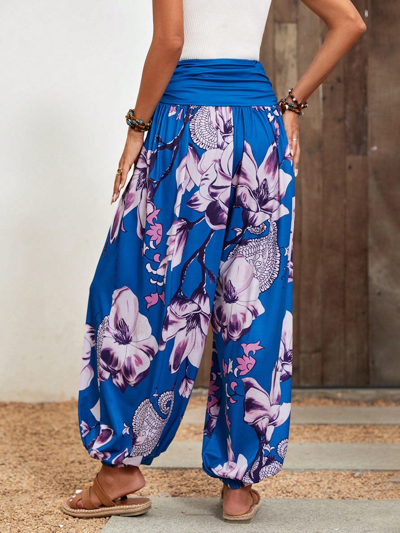Pantalones bohemios gitanos con cintura ancha y pliegues florales